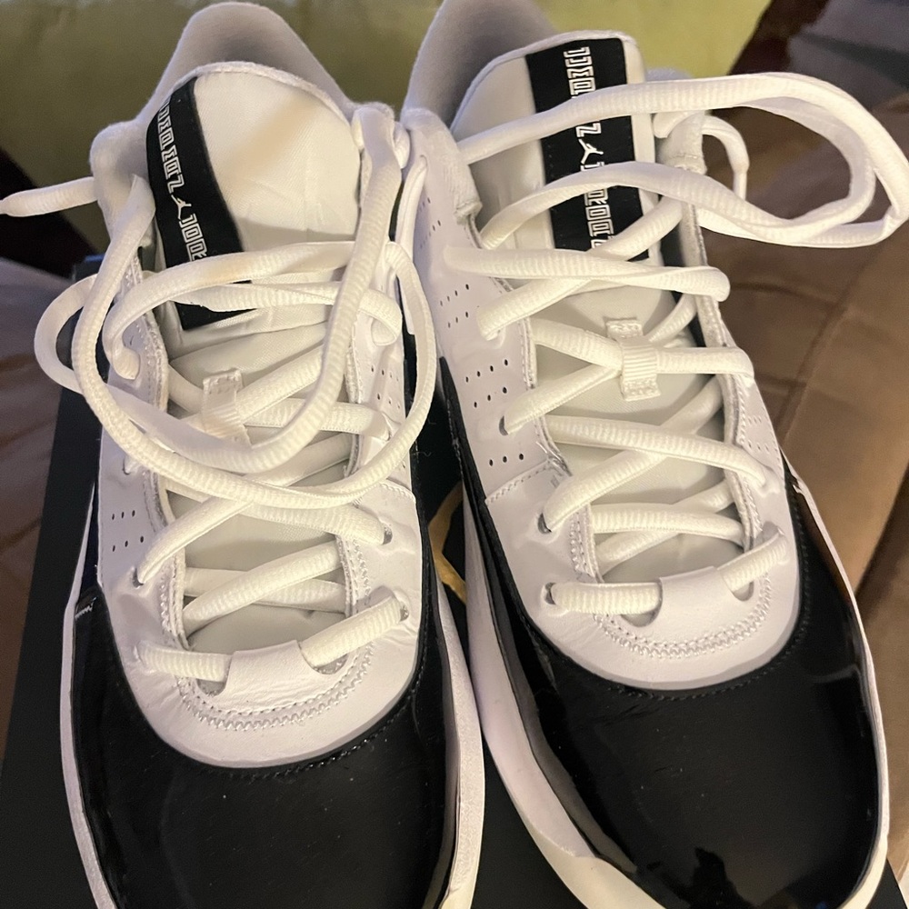 Jordan Max Aura 7 in Black, White and Gold size 9 like new in box.
